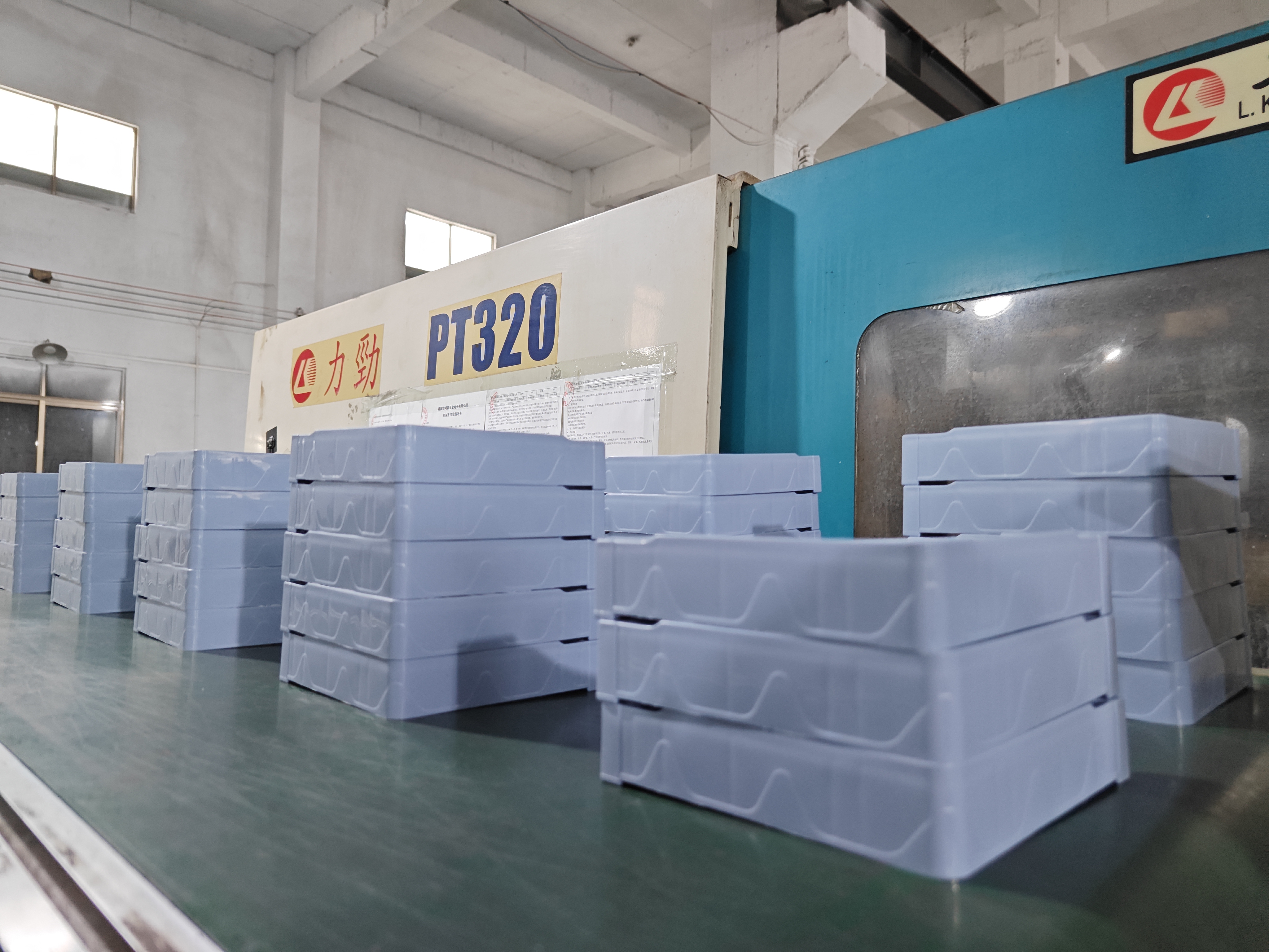 Injection molding equipment for plastic parts