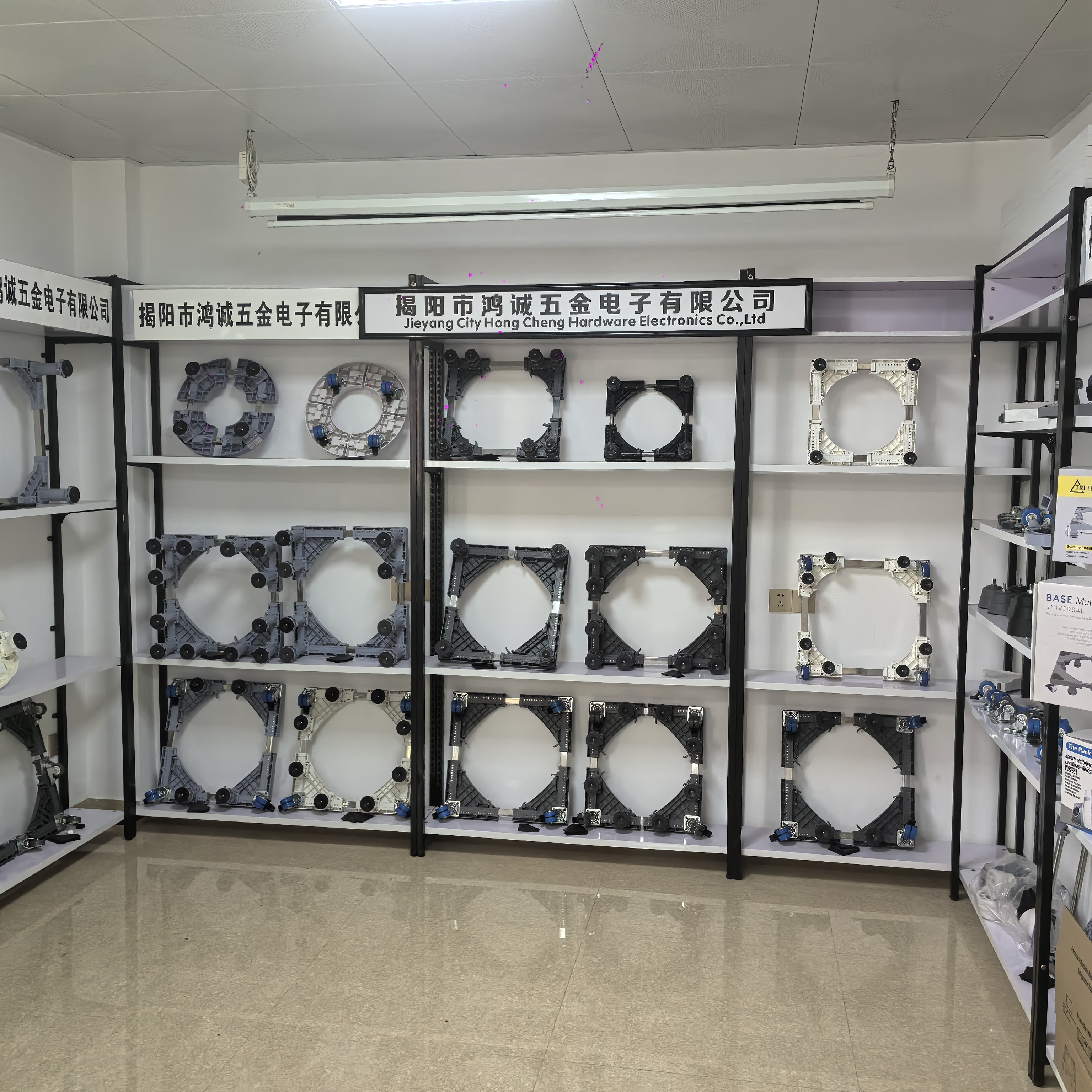 leigu showroom with appliance accessory display